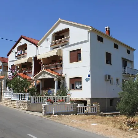 8237b Apartman *